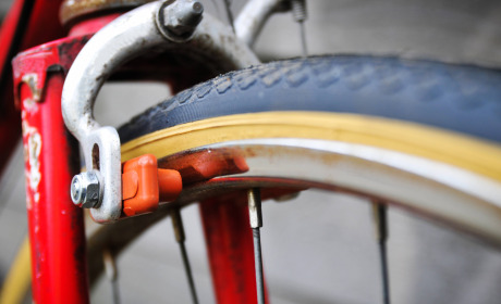 How to maintain optimum performance of bicycle brakes in extreme conditions?