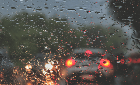 Precautions for driving in the rain or snow